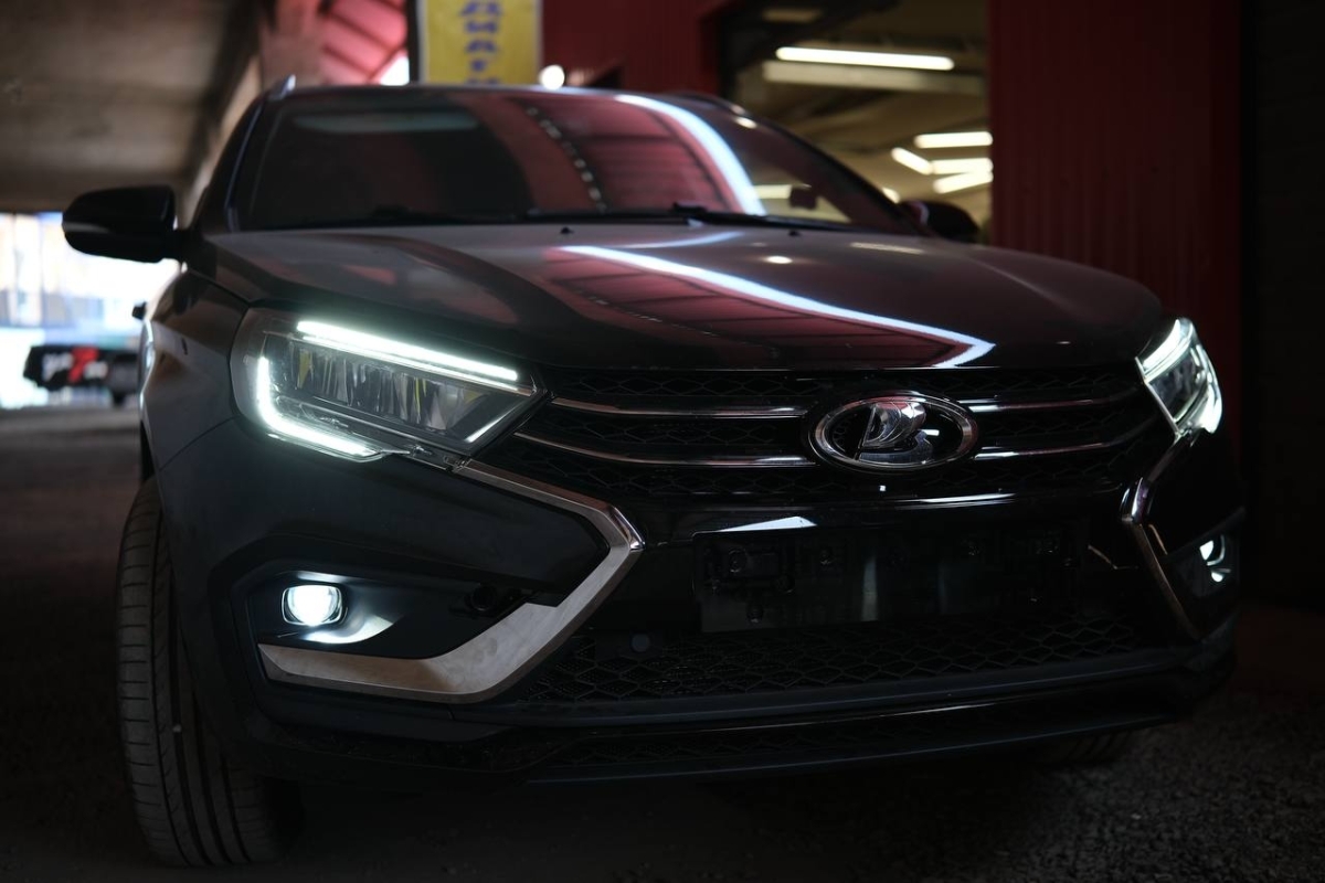 ​Lada Vesta 2025 - установка противотуманок, сетки радиатора и защита фар пленкой