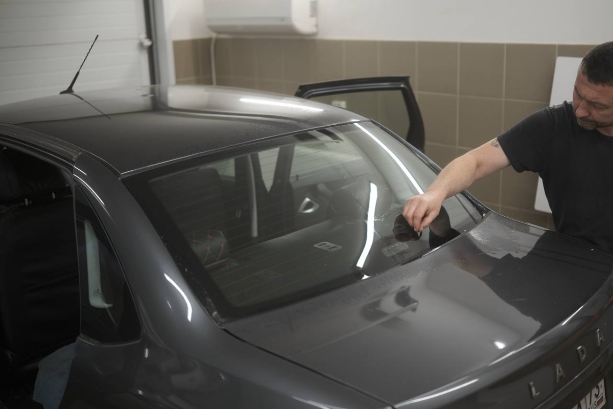 Lada Granta - процесс тонировки задней полусферы