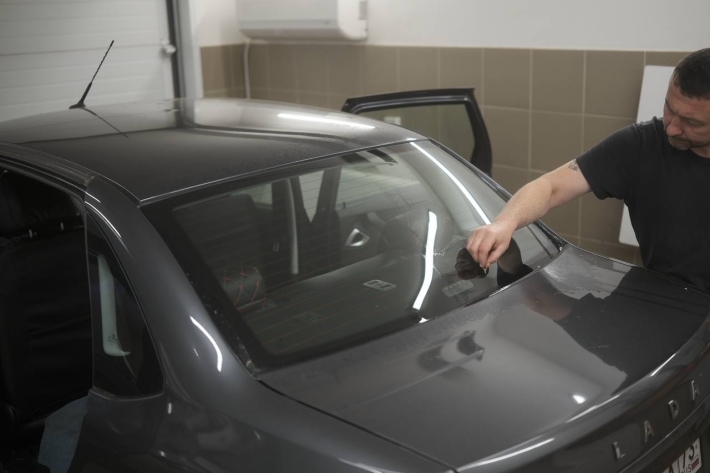 Lada Granta - процесс тонировки задней полусферы