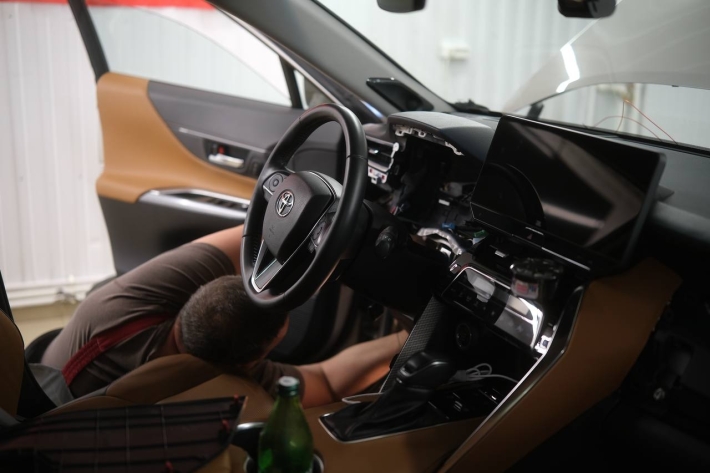 Toyota Venza - установка Pandora VX 4G с GPS-антенной NAV-03