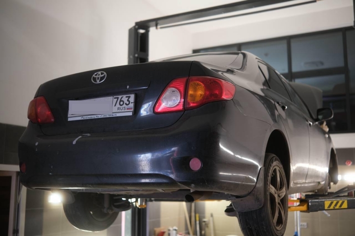 Toyota Corolla - замена сайлентблоков передних рычагов, прокладки глушителя, стоек стабилизатора, масла кпп