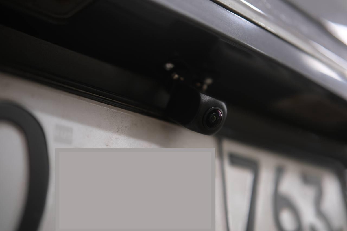 Toyota Land Cruiser 200 - установка андроид-магнитолы в стиле Tesla с камерой заднего вида