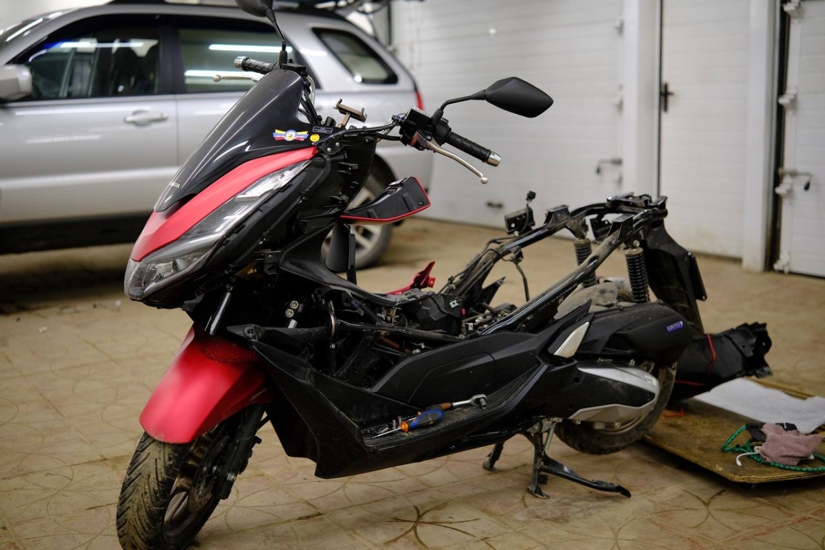 Установка акустики JBL на скутер Honda