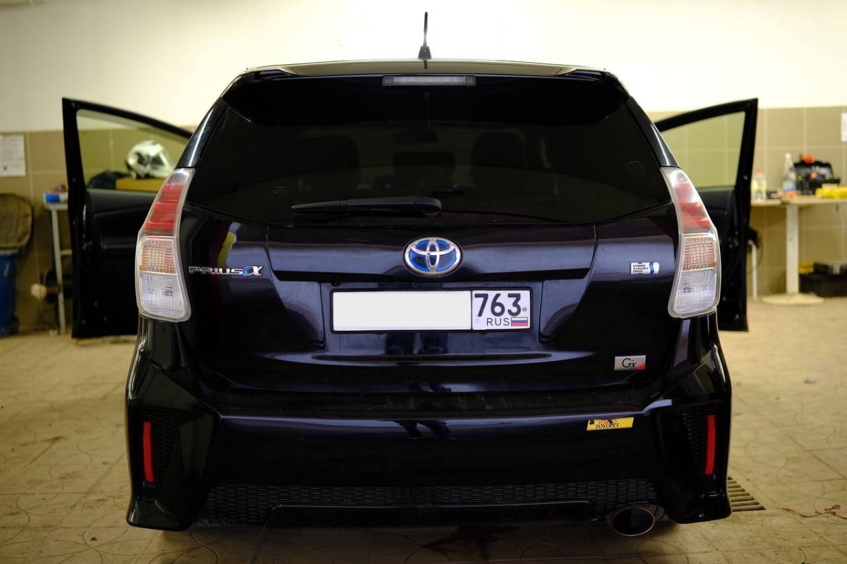 Toyota Prius 2011 - установка Android-магнитолы с камерой заднего вида