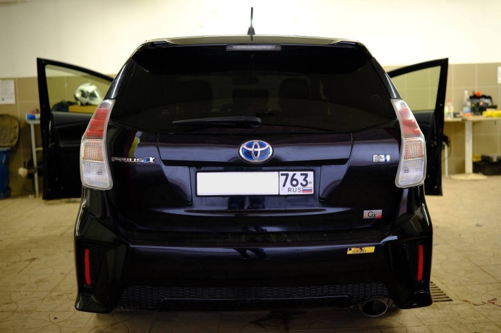 Toyota Prius 2011 - установка Android-магнитолы с камерой заднего вида