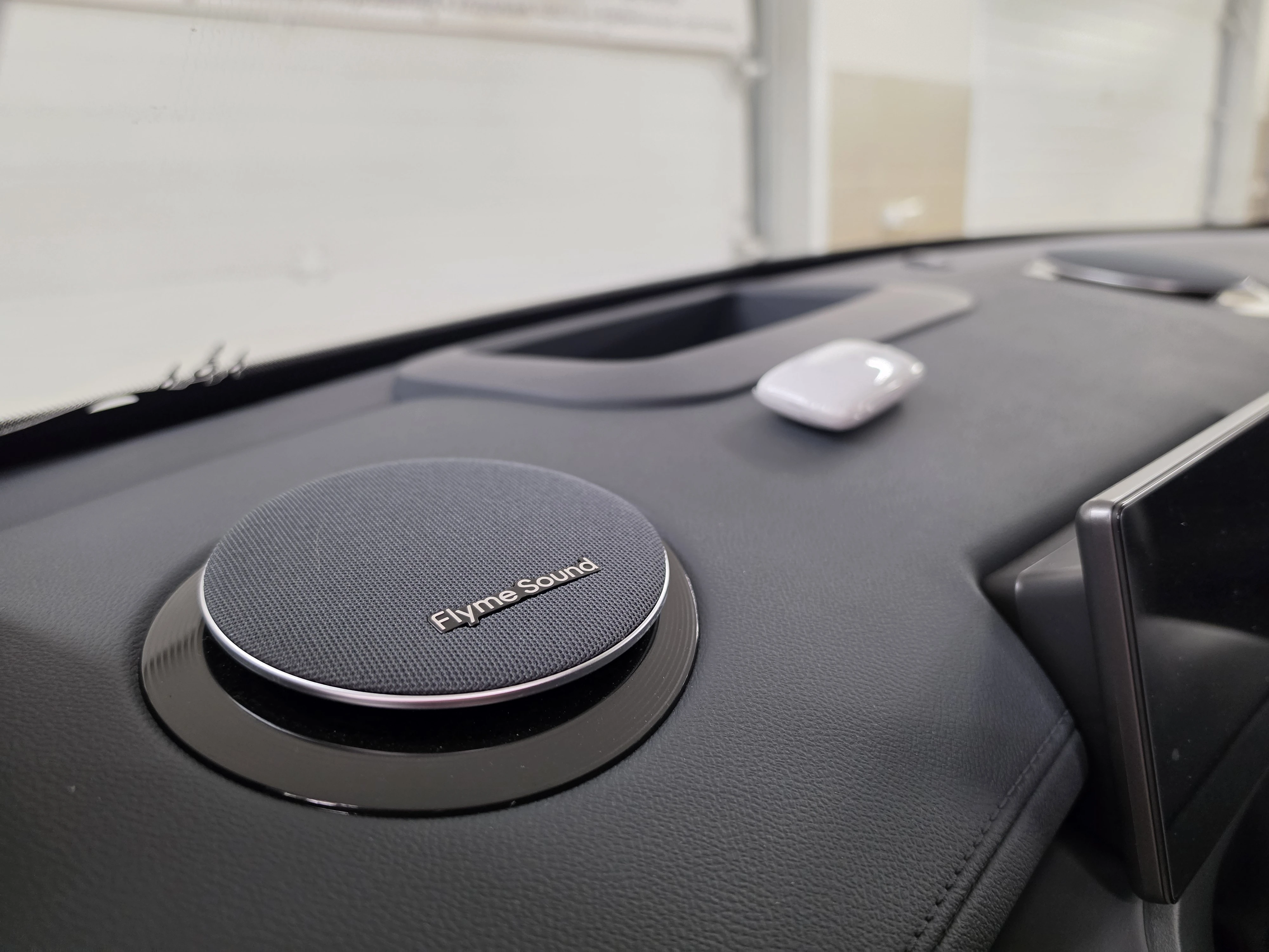 Geely EX5 EM-R - установка автосигнализации Pandora VX 4G FD