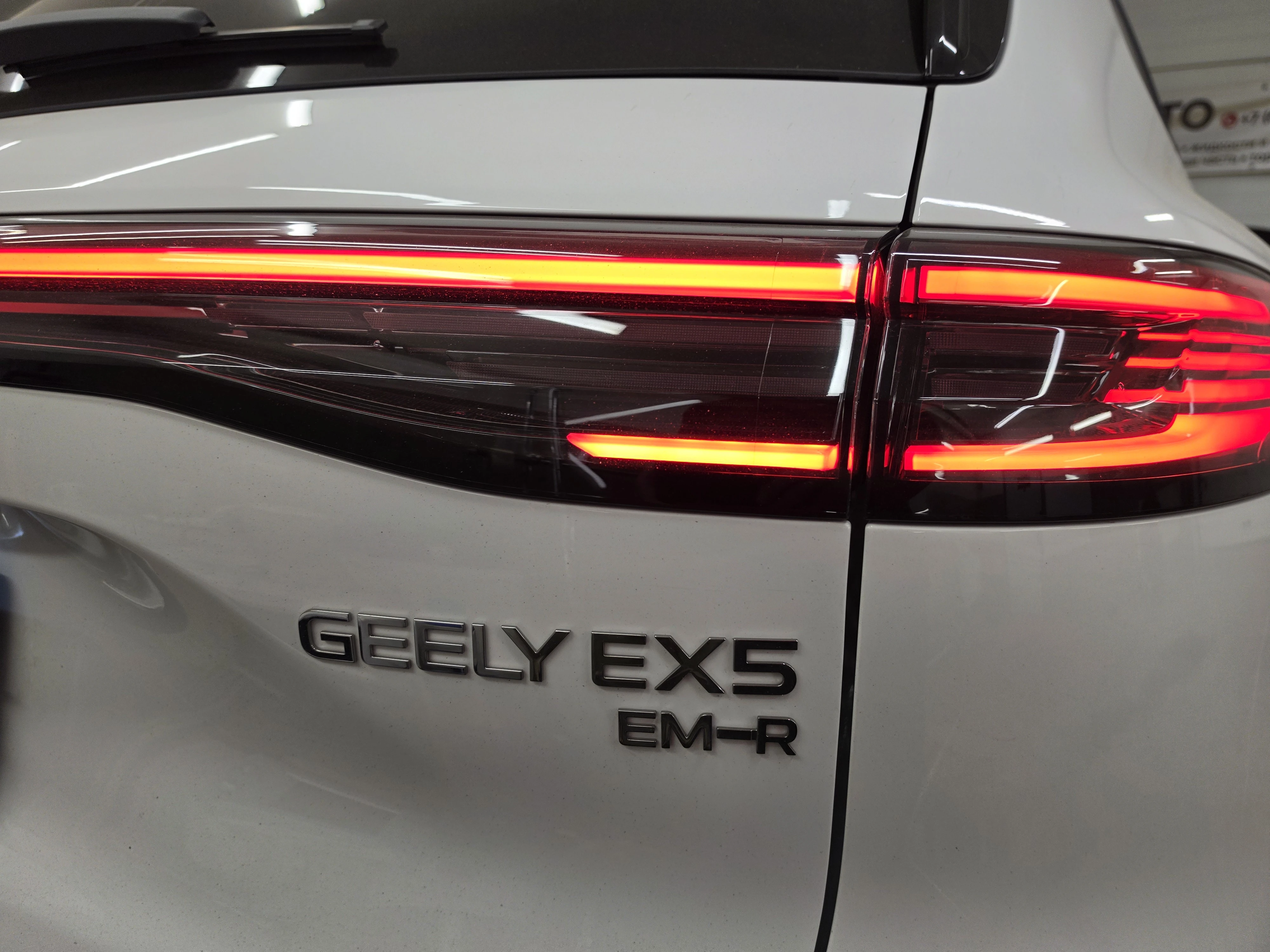 Geely EX5 EM-R - установка автосигнализации Pandora VX 4G FD