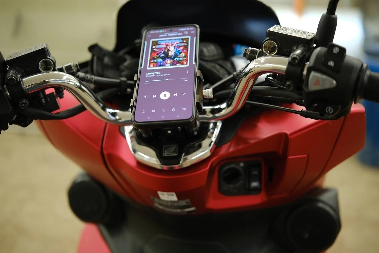 Установка акустики JBL на скутер Honda Установка акустики JBL на скутер Honda