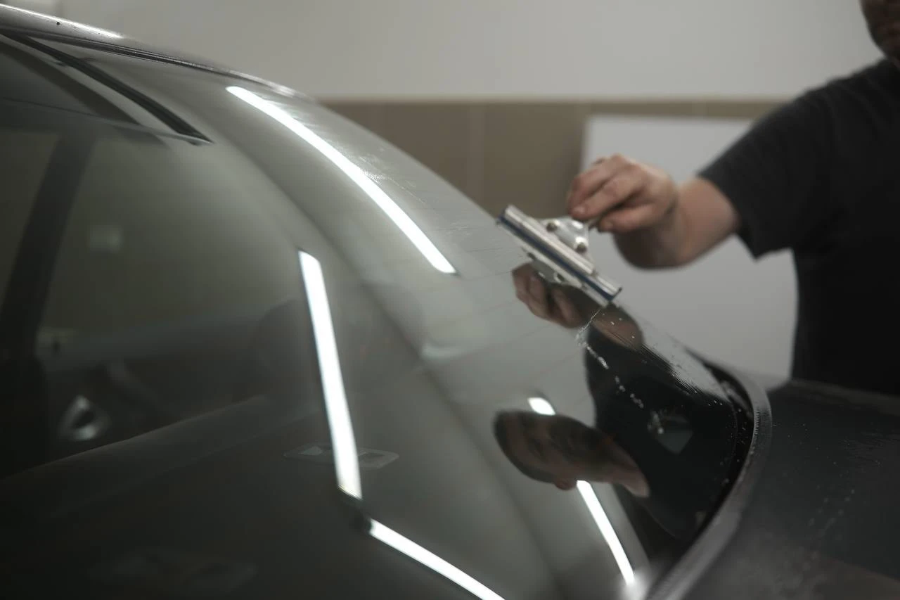 Lada Granta - процесс тонировки задней полусферы Lada Granta - процесс тонировки задней полусферы