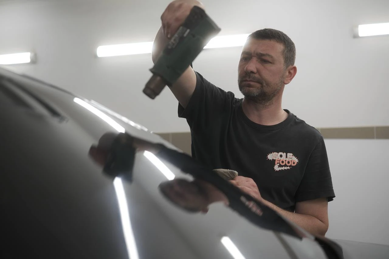 Lada Granta - процесс тонировки задней полусферы Lada Granta - процесс тонировки задней полусферы