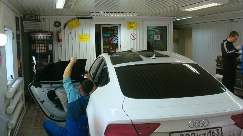Специалисты ya7auto выполняют тонировку стекол